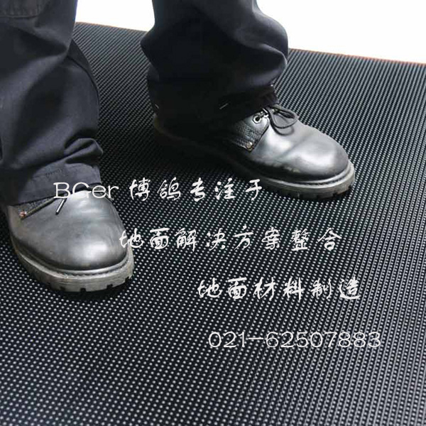 工作人員踩在消毒墊上，進(jìn)行鞋底消毒、除污演示
