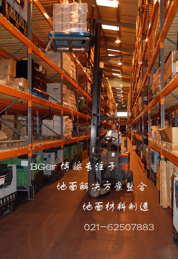 托盤車在鋪裝倉庫地板材料后的地面作業，更高效和安全